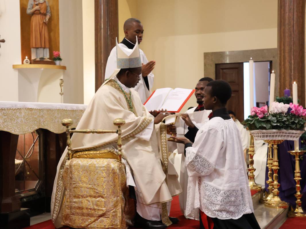 “…perché sia al suo servizio”(Nm 3,6)